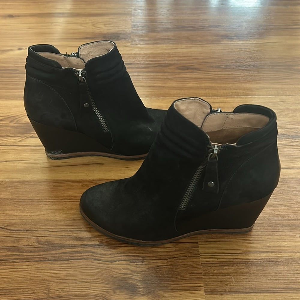 Gorgeous pair wedge black booties biala brand leather upper size 7 comfortable - Picture 9 of 10